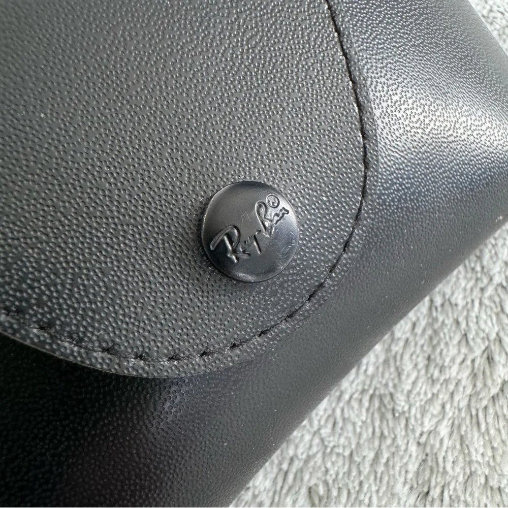 Ray-Ban‎ Black Leather Sunglasses Case with Cleaning Cloth Snap Closure NWOT